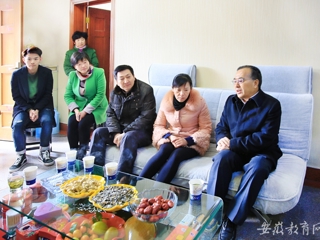 安徽教育网首页报道beat365官网赴霍山县慰问英雄何必山家属