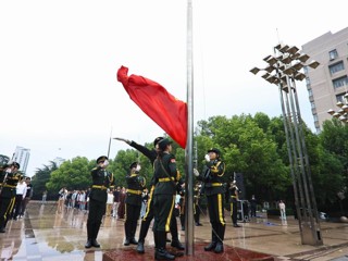 学校举行国庆升旗仪式