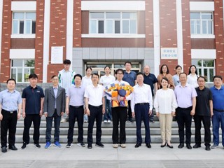 学校举行第四例造血干细胞捐献者戴正航同学欢送会